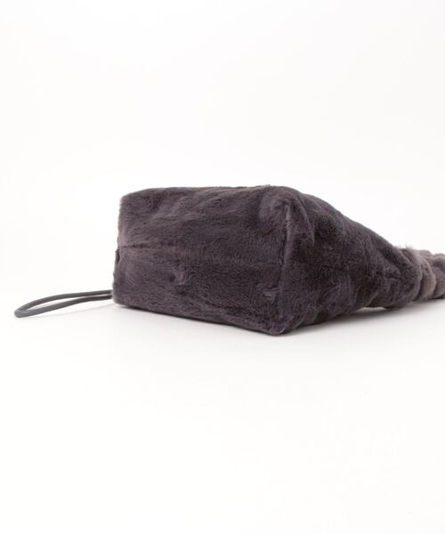 Doux archives(ドゥアルシーヴ)の「ギャザーハンドルエコファーミニワンショルダーバッグ(ショルダーバッグ・レディース・ベージュ/チャコールグレー・FREE)」の14枚目の写真