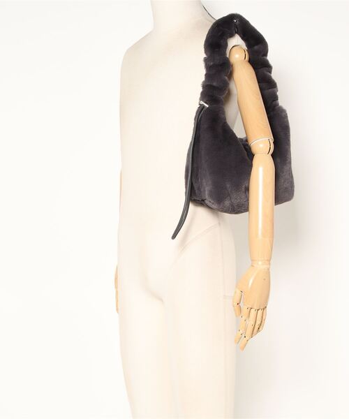 Doux archives(ドゥアルシーヴ)の「ギャザーハンドルエコファーミニワンショルダーバッグ(ショルダーバッグ・レディース・ベージュ/チャコールグレー・FREE)」の16枚目の写真