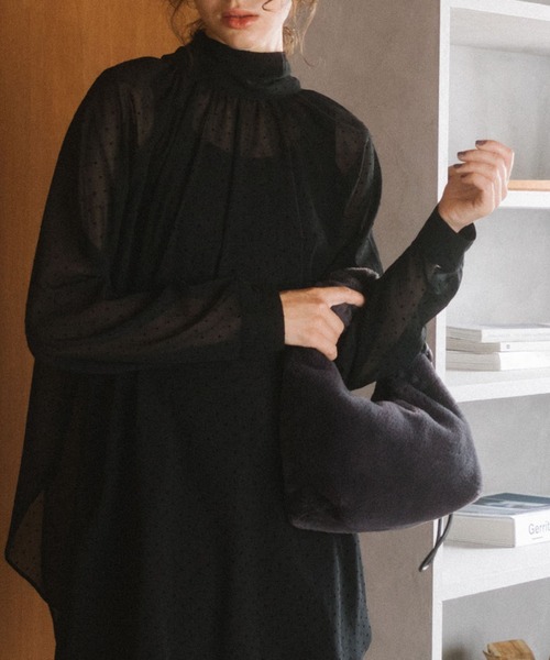 Doux archives(ドゥアルシーヴ)の「ギャザーハンドルエコファーミニワンショルダーバッグ(ショルダーバッグ・レディース・ベージュ/チャコールグレー・FREE)」の2枚目の写真