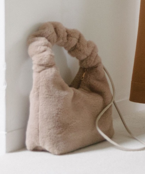 Doux archives(ドゥアルシーヴ)の「ギャザーハンドルエコファーミニワンショルダーバッグ(ショルダーバッグ・レディース・ベージュ/チャコールグレー・FREE)」の5枚目の写真