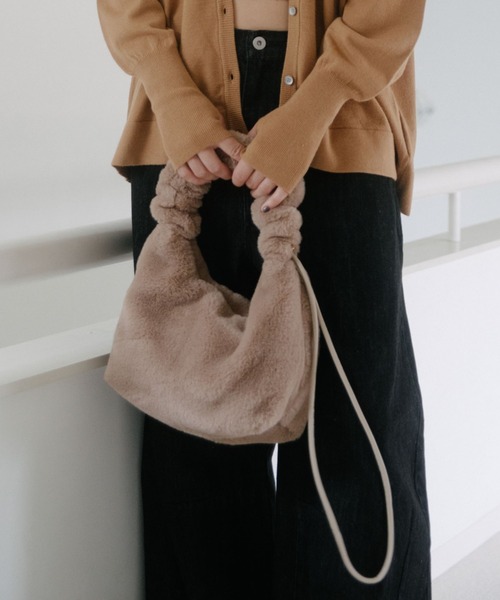 Doux archives(ドゥアルシーヴ)の「ギャザーハンドルエコファーミニワンショルダーバッグ(ショルダーバッグ・レディース・ベージュ/チャコールグレー・FREE)」の6枚目の写真