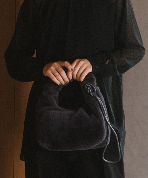 Doux archives(ドゥアルシーヴ)の「ギャザーハンドルエコファーミニワンショルダーバッグ(ショルダーバッグ・レディース・ベージュ/チャコールグレー・FREE)」の12枚目の写真