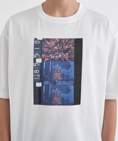 RIVORA(リヴォラ)の「【RIVORA / リヴォラ】Jonas Mekas “Frozen Film Frames” 3(Tシャツ/カットソー・メンズ・ホワイト・0/2/1)」の2枚目の写真