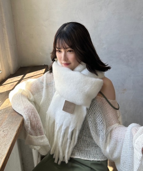 mellowneon（メロウネオン）の「ボリュームカラーマフラー（マフラー・レディース・ホワイト/ピンク/グレー/アイボリー/カーキ/ブラック/レッド/チャコールグレー/ベージュ/ライトブルー/ベビーピンク/ラベンダー/ボルドー/ダークブラウン・FREE）」の2枚目の写真