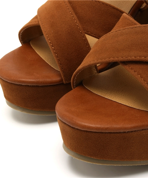 one after another NICE CLAUP(ワンアフターアナザーナイスクラップ)の「【ナイスクラップ】スウェードクロスサンダル(サンダル・レディース・レッド/ネイビー/キャメル・SMALL/MEDIUM/LARGE)」の5枚目の写真