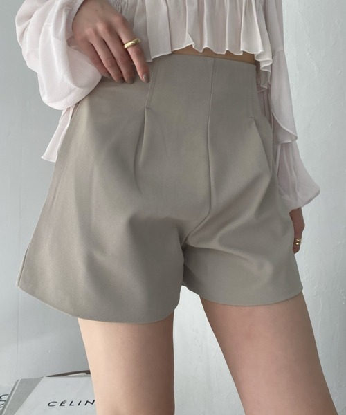 Ada.(エイダ)の「タック入り ハイウエスト ショートパンツ(その他パンツ・レディース・ブラック/アイボリー/グリーン/ブルー・S/M)」の2枚目の写真