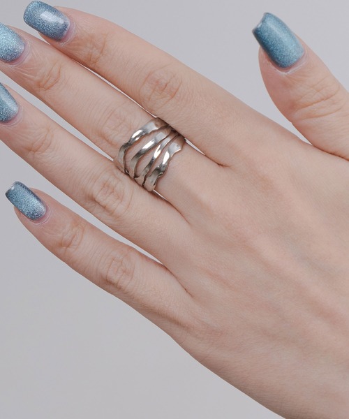 yu-ka（ユーカ）の「YU-KA:ボリュームラインウェーブリング（リング・レディース・ゴールド/シルバー・FREE）」の2枚目の写真