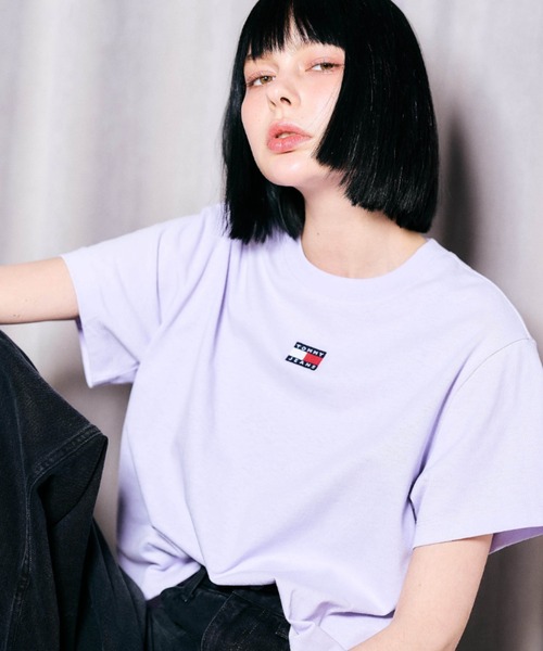 tommy jeans（トミー ジーンズ）の「【オンライン限定】ボクシーロゴTシャツ（Tシャツ/カットソー・レディース・ホワイト/ライトパープル・X-SMALL/SMALL/MEDIUM）」の19枚目の写真