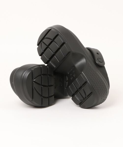 crocs（クロックス）の「《crocs》ｸﾛｯｸｽ ｽﾄﾝﾌﾟ ｸﾛｯｸﾞ（サンダル・レディース・ブラック/ホワイト・24.0cm/23.0cm/22.0cm/21.0cm/25.0cm）」の4枚目の写真