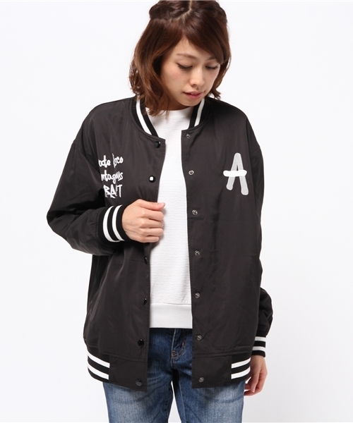 WEGO（ウィゴー）の「WEGO/イニシャルスタジャン（スタジャン・レディース・ネイビー/ブラック・FREE）」の2枚目の写真