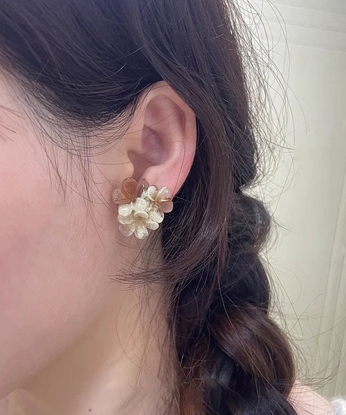 LA VORAGINE(ラ ヴォラジネ)の「花ピアス(ピアス(両耳用)・レディース・ベージュ・FREE)」の4枚目の写真