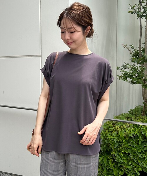 UNFILO(アンフィーロ)の「BEAUTY FORM タックスリーブTシャツ(Tシャツ/カットソー・レディース・ベージュ系2/ホワイト系/ブラウン系/ブラック系/グレー系・MEDIUM/LARGE/SMALL)」の3枚目の写真