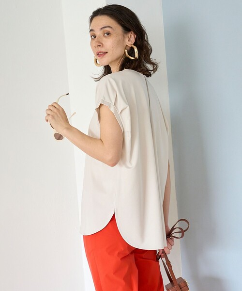 UNFILO(アンフィーロ)の「BEAUTY FORM タックスリーブTシャツ(Tシャツ/カットソー・レディース・ベージュ系2/ホワイト系/ブラウン系/ブラック系/グレー系・MEDIUM/LARGE/SMALL)」の6枚目の写真