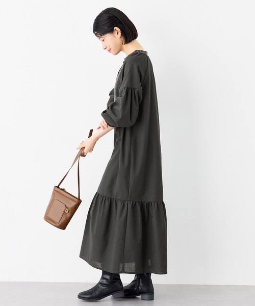 Viola e Viola（ヴィオラエヴィオラ）の「１枚こなれ刺しゅうカフタンワンピース（ワンピース・レディース・チャコール/ブルー・M/L/LL）」の4枚目の写真
