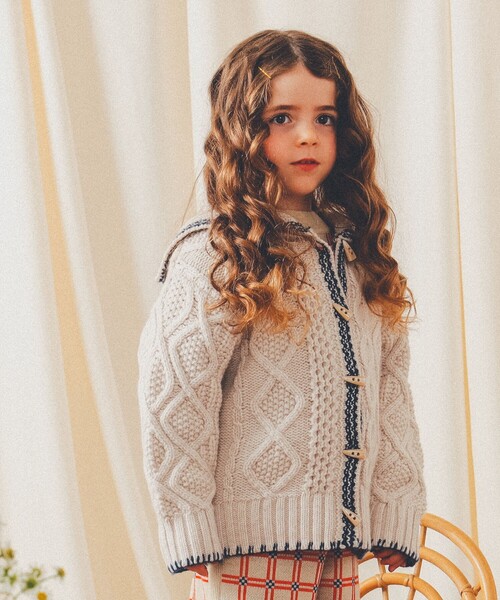 こども ビームス（コドモビームス）の「こども ビームス / ケーブル編み ニットカーディガン 2024（100～150cm）（カーディガン/ボレロ・キッズ・オフホワイト/ネイビー・M（120-130）/L(140-150)/S(100-110)）」の2枚目の写真