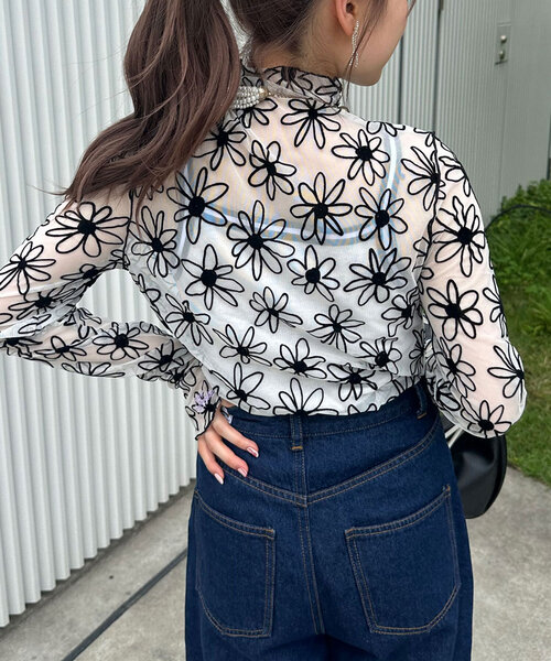 HELLO.SANFRANCISCO(ハローサンフランシスコ)の「【HELLO.SANFRANCISCO/ハローサンフランシスコ】フロッキーフラワーシアータートルトップス(Tシャツ/カットソー・レディース・ピンク/ホワイト/ブルー・ONE SIZE)」の1枚目の写真