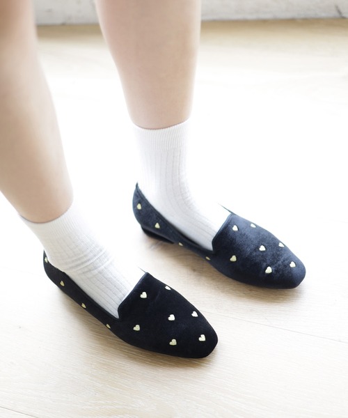 SESTO（セスト）の「ハート刺繍ローファーパンプス（ローファー・レディース・ブラック/ブラック系その他/グレー/アイボリー・22.5cm/23.0cm/23.5cm/24.0cm/24.5cm/25.0cm）」の5枚目の写真