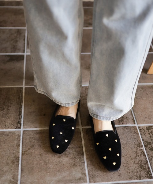 SESTO（セスト）の「ハート刺繍ローファーパンプス（ローファー・レディース・ブラック/ブラック系その他/グレー/アイボリー・22.5cm/23.0cm/23.5cm/24.0cm/24.5cm/25.0cm）」の6枚目の写真