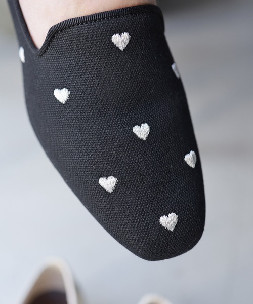 SESTO（セスト）の「ハート刺繍ローファーパンプス（ローファー・レディース・ブラック/ブラック系その他/グレー/アイボリー・22.5cm/23.0cm/23.5cm/24.0cm/24.5cm/25.0cm）」の16枚目の写真