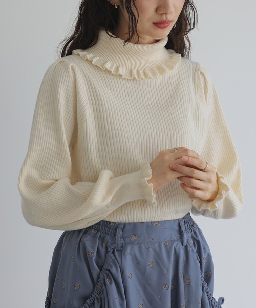 somari imagination（ソマリ イマジネーション）の「『フリルタートルネックニットプルオーバー』（ニット/セーター・レディース・ブラック/アイボリー/ブルー/ボルドー・2/1）」の2枚目の写真