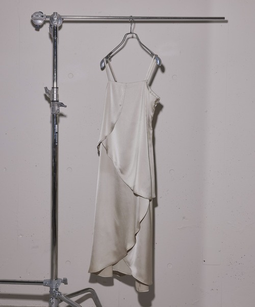 MAISON BREEZE reveur(メゾンブリーズレヴール)の「【MAISON BREEZE reveur】petal camisole dress one-piece(ワンピース・レディース・ブラック/グレイッシュベージュ/オフホワイト/レッド・FREE)」の19枚目の写真