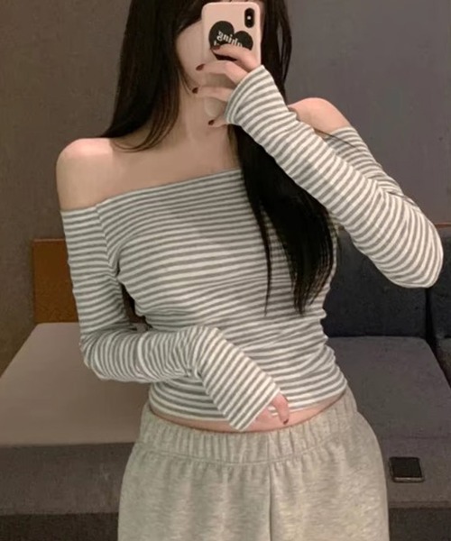 ALTROSE(アルトローズ)の「オフショルデザイン ボーダー カットソー 韓国 シンプル(Tシャツ/カットソー・レディース・グレー/ブラック・FREE)」の2枚目の写真