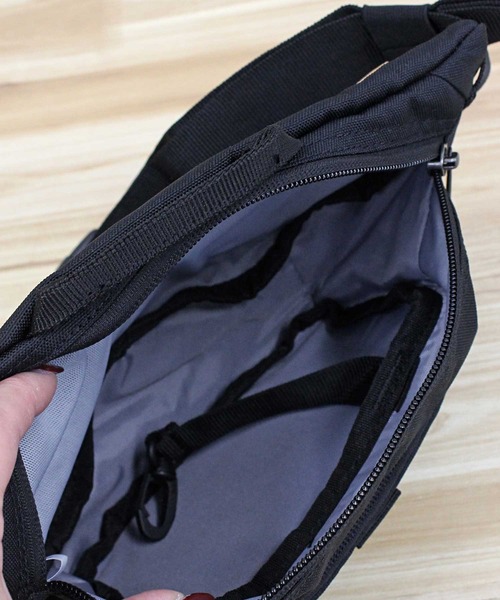 Carhartt（カーハート）の「クラシック ウエストパック Classic Waist Pack（ボディバッグ/ウエストポーチ・メンズ・カモフラージュ/ピンク/ブラウン/ブラック・O/S）」の5枚目の写真