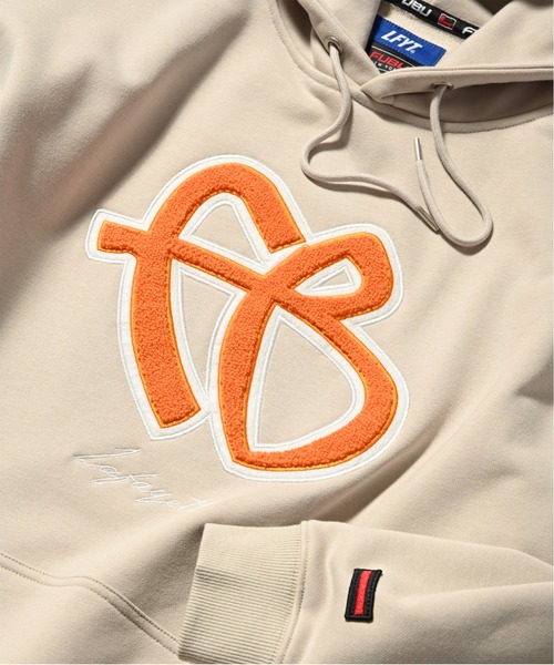 LFYT(エルエフワイティー)の「LFYT ラファイエット【Lafayette】× フブ【FUBU】- パーカー【CHENILLE PATCH HOODIE LE250502】(パーカー・メンズ・アイボリー/ブラック・LARGE/X-LARGE/MEDIUM/XX-LARGE)」の5枚目の写真