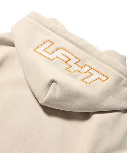 LFYT(エルエフワイティー)の「LFYT ラファイエット【Lafayette】× フブ【FUBU】- パーカー【CHENILLE PATCH HOODIE LE250502】(パーカー・メンズ・アイボリー/ブラック・LARGE/X-LARGE/MEDIUM/XX-LARGE)」の7枚目の写真