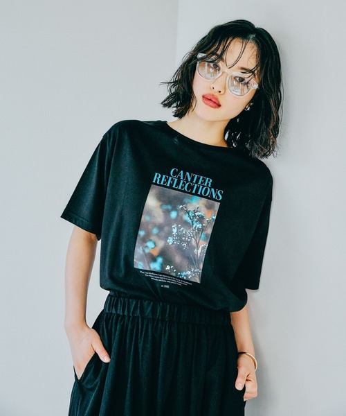 LEPSIM（レプシィム）の「フォト＊ロゴプリントT　327272（Tシャツ/カットソー・レディース・ブラック×ブルー/ホワイト×ピンク/ホワイト×イエロー・FREE）」の3枚目の写真