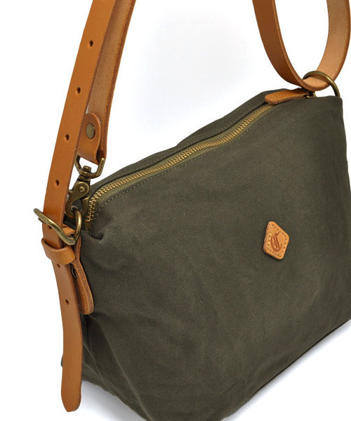CLEDRAN(クレドラン)の「【帆布×本厚ヌメ】CL2039 INNO 2WAY SHOULDER M(ショルダーバッグ・レディース・グリーン/ベージュ/ブラック・FREE)」の6枚目の写真