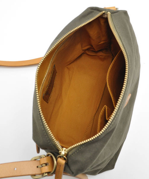 CLEDRAN(クレドラン)の「【帆布×本厚ヌメ】CL2039 INNO 2WAY SHOULDER M(ショルダーバッグ・レディース・グリーン/ベージュ/ブラック・FREE)」の11枚目の写真