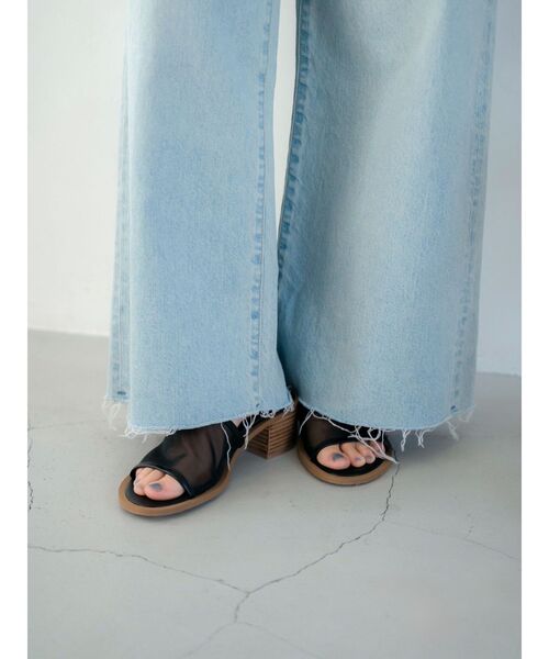 Ungrid(アングリッド)の「カットオフバギールーズデニム(デニムパンツ・レディース・ライトブルー/アイボリー・24inch/25inch/26inch)」の8枚目の写真