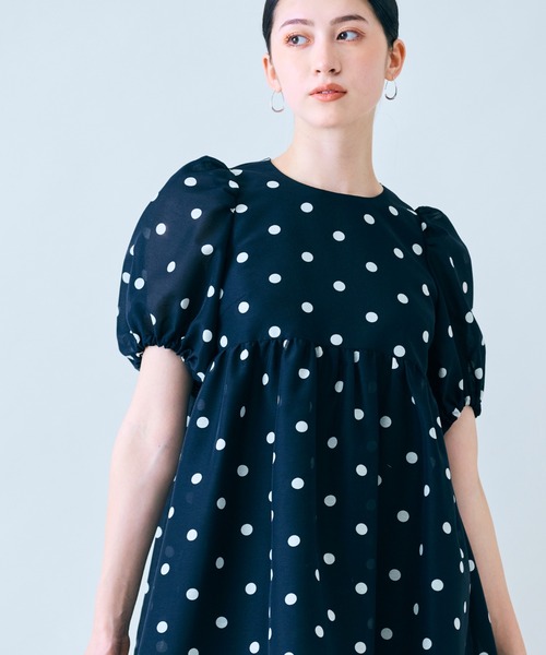 Audie a Muses(オーディアミューズ)の「ドットペプラムブラウス(シャツ/ブラウス・レディース・オフホワイト/ネイビー・38/42)」の2枚目の写真
