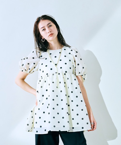 Audie a Muses(オーディアミューズ)の「ドットペプラムブラウス(シャツ/ブラウス・レディース・オフホワイト/ネイビー・38/42)」の1枚目の写真