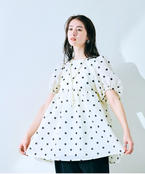 Audie a Muses(オーディアミューズ)の「ドットペプラムブラウス(シャツ/ブラウス・レディース・オフホワイト/ネイビー・38/42)」の6枚目の写真