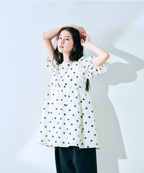 Audie a Muses(オーディアミューズ)の「ドットペプラムブラウス(シャツ/ブラウス・レディース・オフホワイト/ネイビー・38/42)」の7枚目の写真