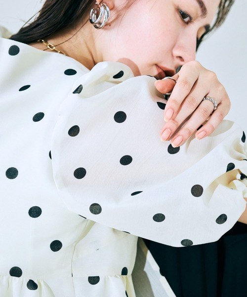 Audie a Muses(オーディアミューズ)の「ドットペプラムブラウス(シャツ/ブラウス・レディース・オフホワイト/ネイビー・38/42)」の3枚目の写真