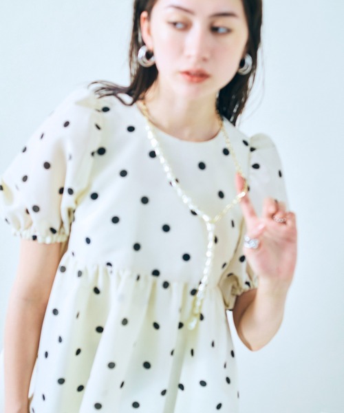 Audie a Muses(オーディアミューズ)の「ドットペプラムブラウス(シャツ/ブラウス・レディース・オフホワイト/ネイビー・38/42)」の9枚目の写真