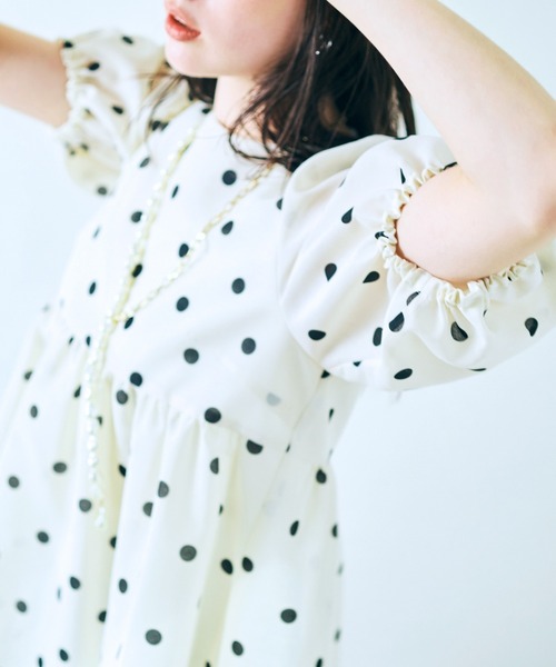 Audie a Muses(オーディアミューズ)の「ドットペプラムブラウス(シャツ/ブラウス・レディース・オフホワイト/ネイビー・38/42)」の8枚目の写真