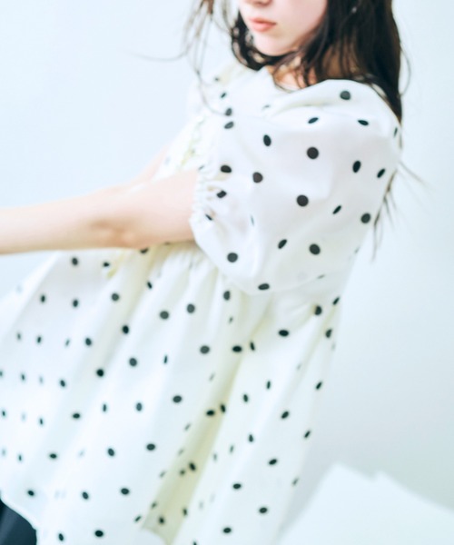 Audie a Muses(オーディアミューズ)の「ドットペプラムブラウス(シャツ/ブラウス・レディース・オフホワイト/ネイビー・38/42)」の10枚目の写真