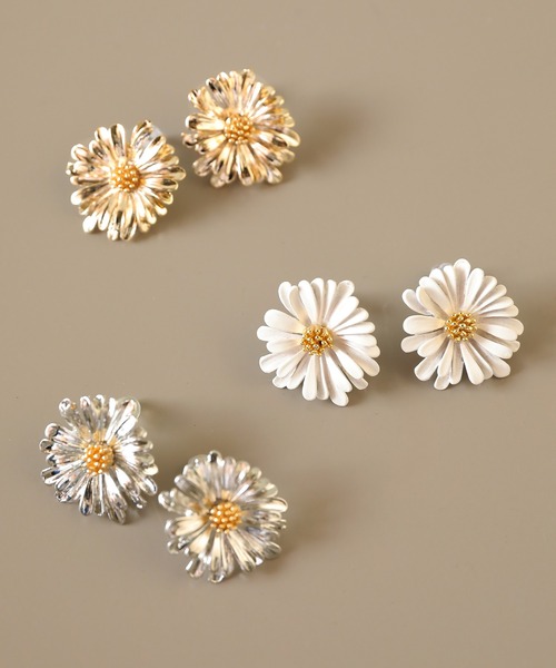 Monocoro toppi（モノコロトッピ）の「デイジー フラワーモチーフ ピアス（ピアス（両耳用）・レディース・ホワイト/シルバー/ゴールド・フリー）」の8枚目の写真