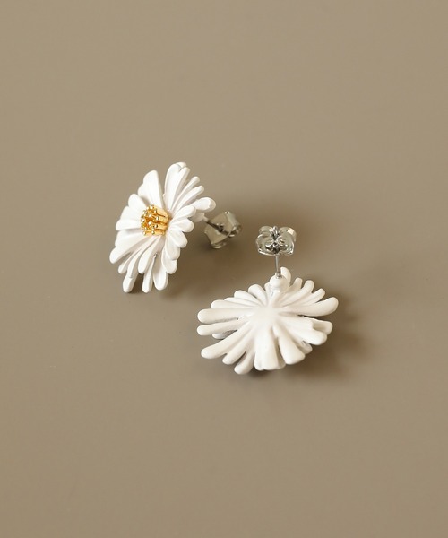 Monocoro toppi（モノコロトッピ）の「デイジー フラワーモチーフ ピアス（ピアス（両耳用）・レディース・ホワイト/シルバー/ゴールド・フリー）」の10枚目の写真