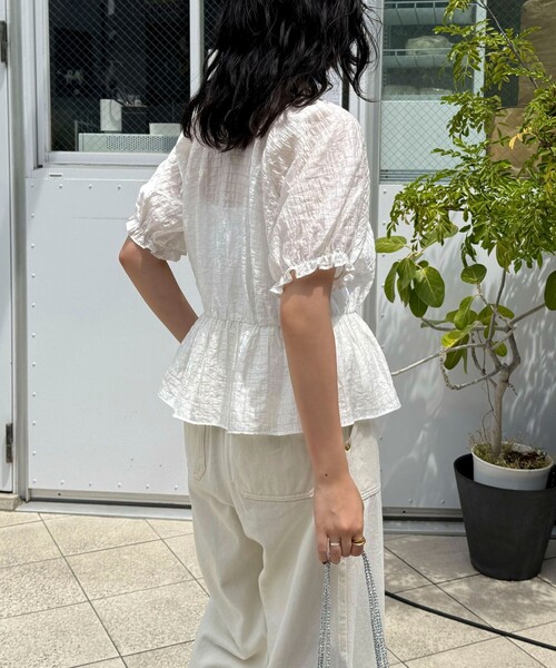 fredy emue(フレディエミュ)の「クロップドペプラムブラウス(シャツ/ブラウス・レディース・ライトグリーン/ブラック/オフホワイト・38)」の9枚目の写真