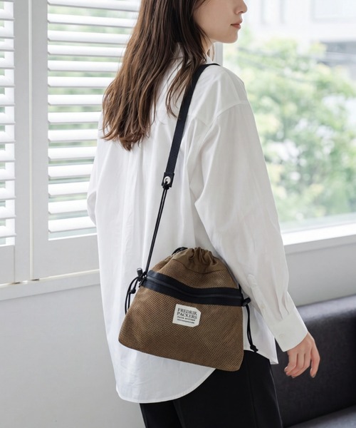 FREDRIK PACKERS(フレドリックパッカーズ)の「【FREDRIK PACKERS】BELL SACK <S> ベル サック Sサイズ ショルダーバッグ(ショルダーバッグ・レディース・ダークベージュ/ブラック・SMALL)」の2枚目の写真