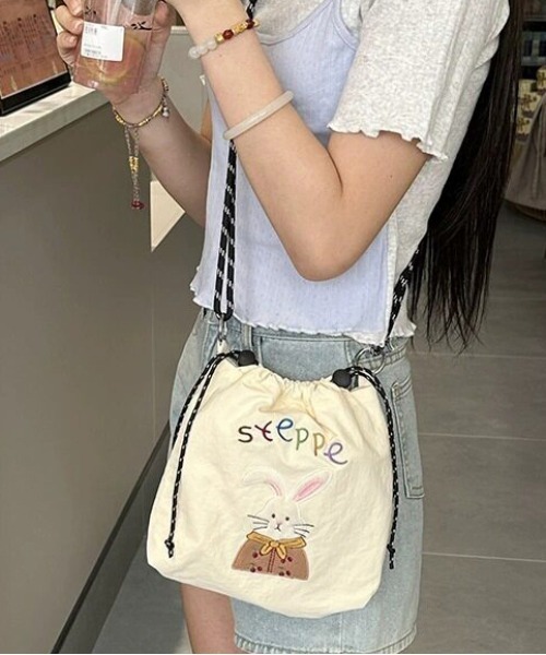 FREE STYLISTS(フリー スタイリスト)の「Y2K ミニサコッシュ ショルダーバッグ(ショルダーバッグ・レディース・イエロー/レッド/オフホワイト/グレー/ブラック/ブラック系その他/グレー系その他/ベージュ/ブルー/グリーン/ブラック系その他3/ホワイト系その他3/ブラック系その他5/ブラック系その他4/ホワイト系その他/ホワイト系その他2/ブラウン/ブラック系その他2/グレー系その他2/グリーン系その他/ホワイト系その他4・FREE)」の3枚目の写真
