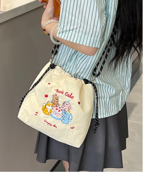 FREE STYLISTS(フリー スタイリスト)の「Y2K ミニサコッシュ ショルダーバッグ(ショルダーバッグ・レディース・イエロー/レッド/オフホワイト/グレー/ブラック/ブラック系その他/グレー系その他/ベージュ/ブルー/グリーン/ブラック系その他3/ホワイト系その他3/ブラック系その他5/ブラック系その他4/ホワイト系その他/ホワイト系その他2/ブラウン/ブラック系その他2/グレー系その他2/グリーン系その他/ホワイト系その他4・FREE)」の5枚目の写真