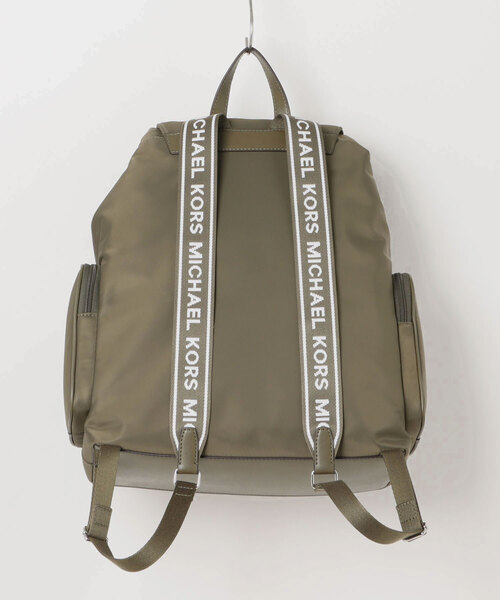 MICHAEL KORS（マイケルコース）の「KHAI ナイロン カーゴ バックパック ラージ（バックパック/リュック・レディース・オリーブ・FREE）」の2枚目の写真