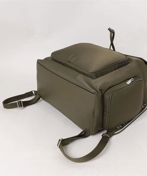 MICHAEL KORS（マイケルコース）の「KHAI ナイロン カーゴ バックパック ラージ（バックパック/リュック・レディース・オリーブ・FREE）」の3枚目の写真