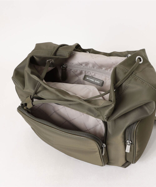 MICHAEL KORS（マイケルコース）の「KHAI ナイロン カーゴ バックパック ラージ（バックパック/リュック・レディース・オリーブ・FREE）」の4枚目の写真